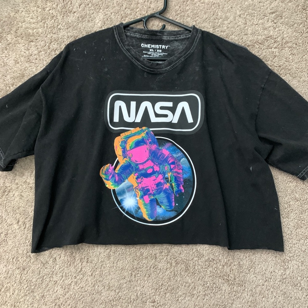 black short sleeve cropped tee shirt
